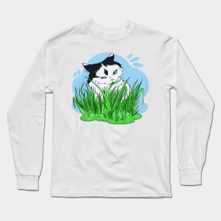 waffle the cat in green grass Long Sleeve T-Shirt